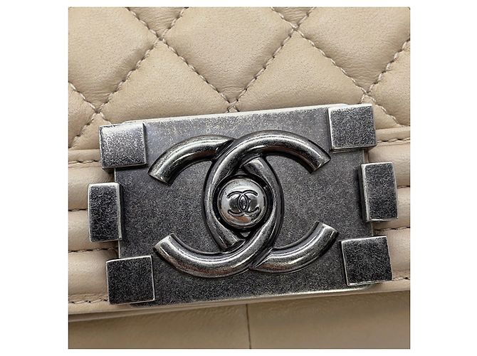Borsa a tracolla con catena Chanel in pelle d'agnello beige - vista 13