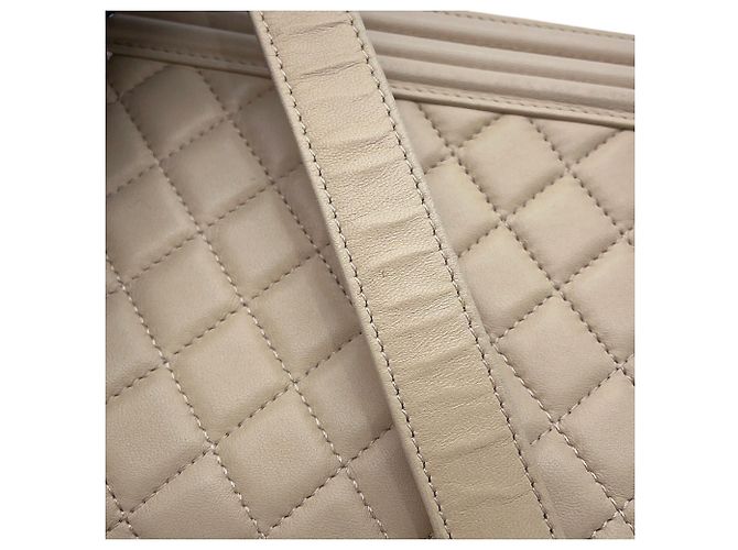 Borsa a tracolla con catena Chanel in pelle d'agnello beige - vista 14
