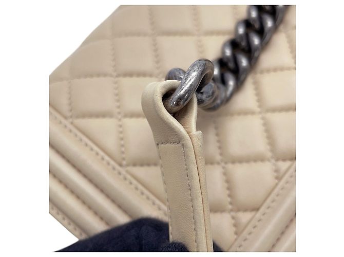 Borsa a tracolla con catena Chanel in pelle d'agnello beige - vista 15
