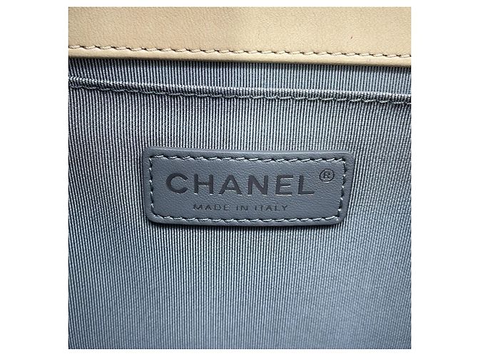 Borsa a tracolla con catena Chanel in pelle d'agnello beige - vista 18