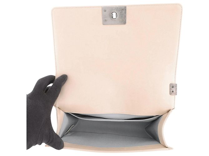 Borsa a tracolla con catena Chanel in pelle d'agnello beige - vista 6