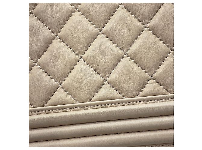 Borsa a tracolla con catena Chanel in pelle d'agnello beige - vista 9