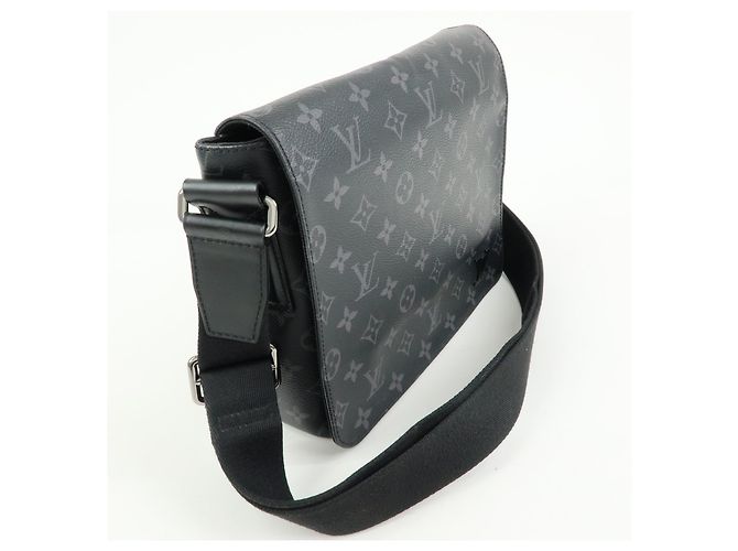 Louis Vuitton District Messenger Monogram Eclipse Canvas PM - vista 4