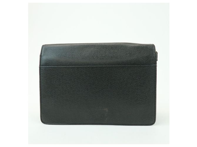 Louis Vuitton Selenga Pochette Taiga Leather - vista 2