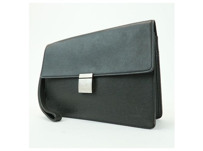 Louis Vuitton Selenga Pochette Taiga Leather - vista 3