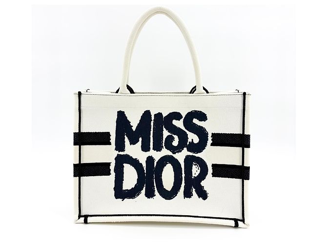 Christian Dior Miss Dior Book Embroidered Canvas Medium - vista 2