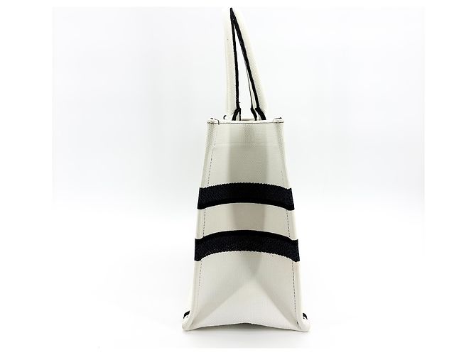Christian Dior Miss Dior Book Embroidered Canvas Medium - vista 4
