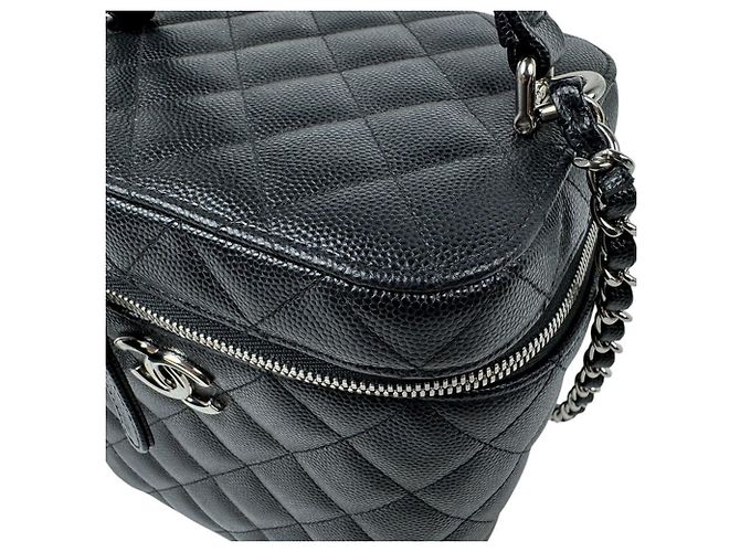Borsa a tracolla e vanity Chanel in pelle di vitello granulata nera - vista 6