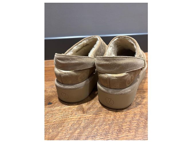 Louis Vuitton Zoccoli Monogram in camoscio foderati shearling - vista 11