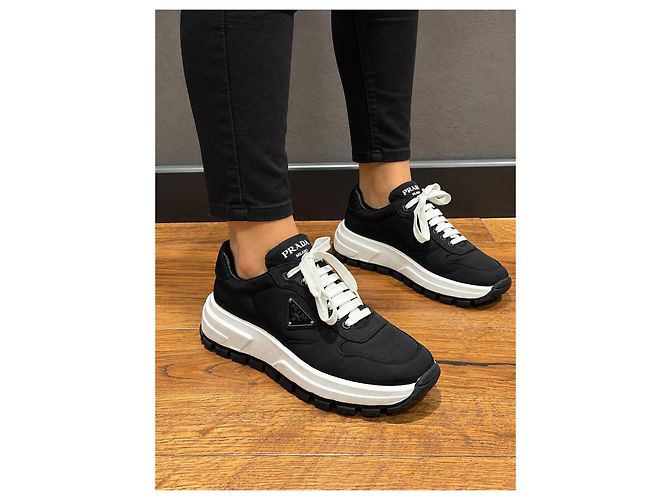 Sneakers Prada in Re-Nylon e pelle nere - vista 5