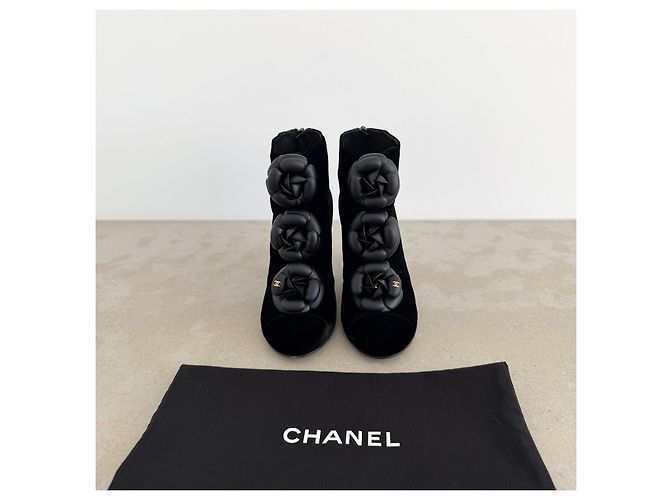 Stivaletti Chanel in velluto nero Camelia - vista 3