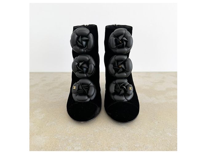Stivaletti Chanel in velluto nero Camelia - vista 4