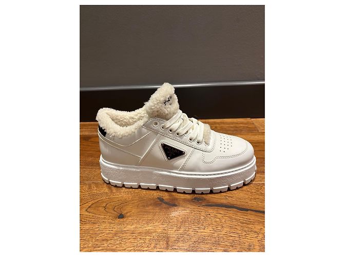 Sneakers Prada in pelle bianca foderate pelliccia - vista 10