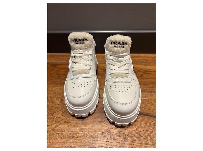 Sneakers Prada in pelle bianca foderate pelliccia - vista 11