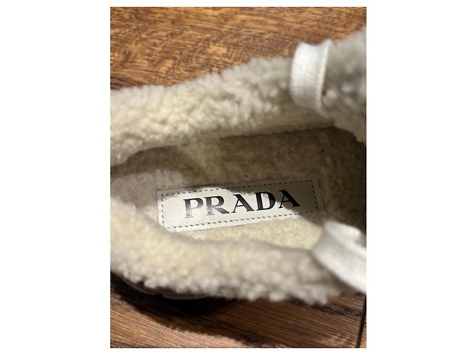 Sneakers Prada in pelle bianca foderate pelliccia - vista 2