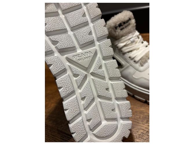 Sneakers Prada in pelle bianca foderate pelliccia - vista 4