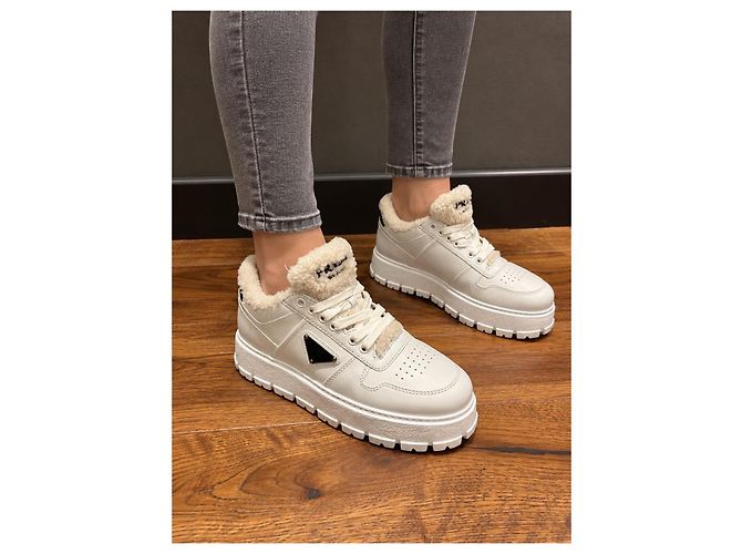 Sneakers Prada in pelle bianca foderate pelliccia - vista 5