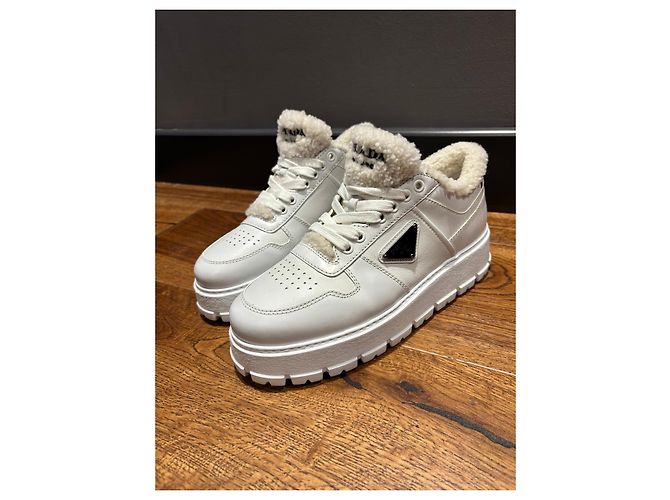 Sneakers Prada in pelle bianca foderate pelliccia - vista 7