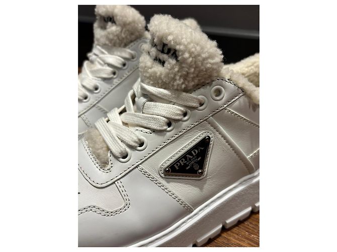 Sneakers Prada in pelle bianca foderate pelliccia - vista 9
