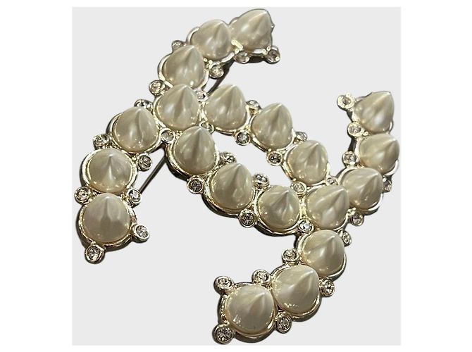 Spilla Chanel Logo Doppia C con Perle e Strass Dorata - vista 2