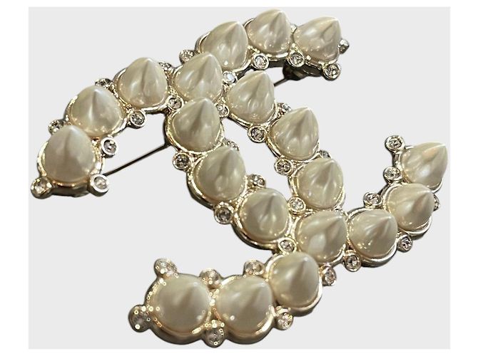 Spilla Chanel Logo Doppia C con Perle e Strass Dorata - vista 3