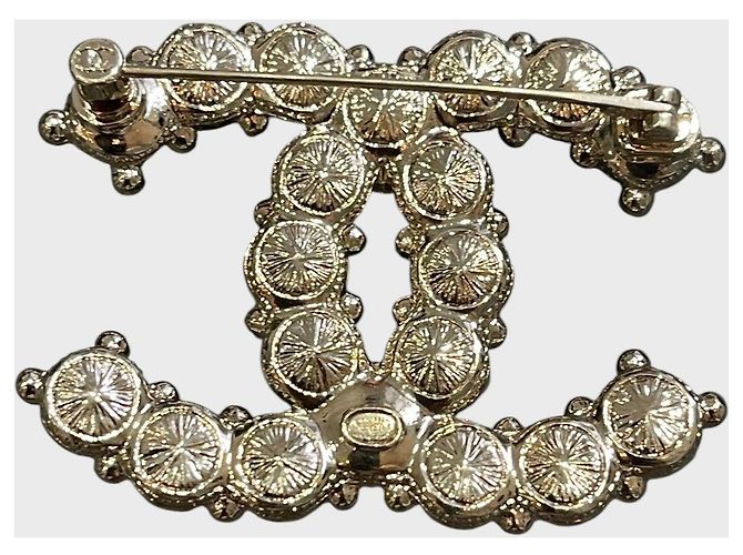 Spilla Chanel Logo Doppia C con Perle e Strass Dorata - vista 4