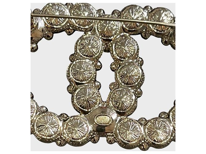 Spilla Chanel Logo Doppia C con Perle e Strass Dorata - vista 5