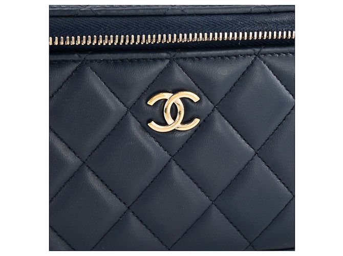 CHANEL - Borsa a tracolla Vanity Top Handle in pelle liscia blu navy - vista 5
