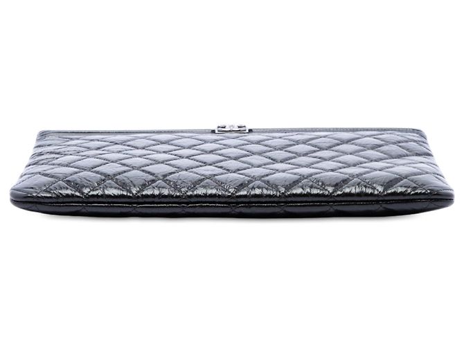 Chanel Boy O Case Medium Clutch aus schwarzem gestepptem Lackleder - Ansicht 3