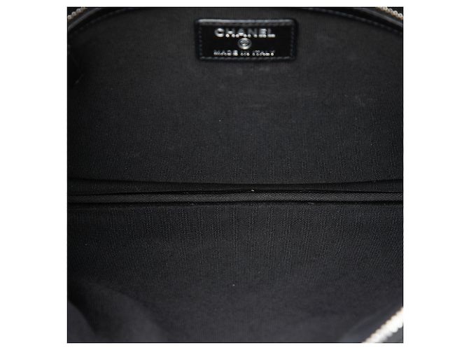 Chanel Boy O Case Medium Clutch aus schwarzem gestepptem Lackleder - Ansicht 4