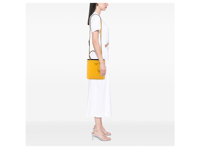 Prada Medium Saffiano Cuir Panier Beuteltasche Gelb - Ansicht 5