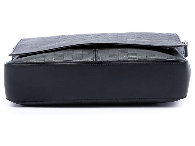 Borsa a tracolla Louis Vuitton District MM in Damier Infini nera - vista 3