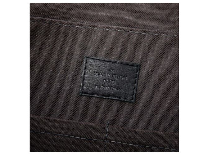 Borsa a tracolla Louis Vuitton District MM in Damier Infini nera - vista 5