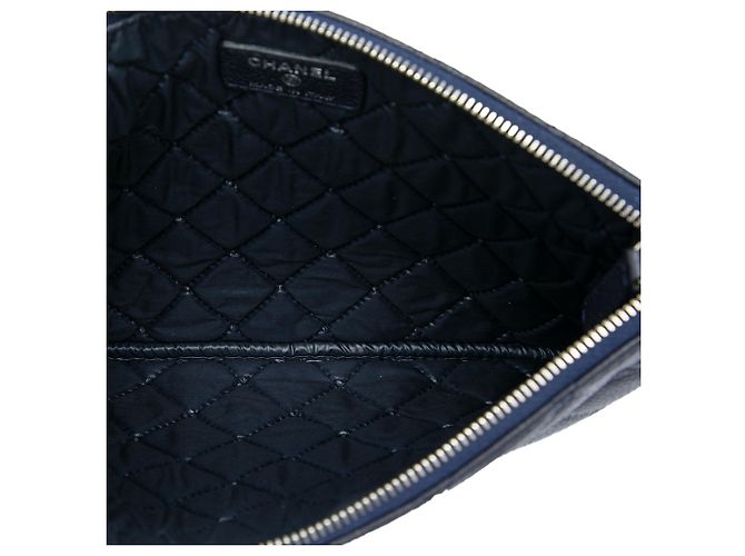 Clutch Chanel Small Quilted Caviar O Case Blu - vista 4