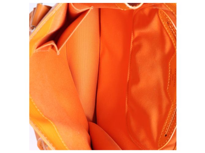 Louis Vuitton Sac Plat PM Epi Leather Handbag in Orange M5274H - vista 8