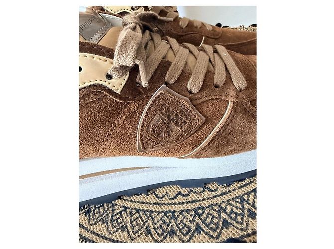 Philippe Model Sneaker aus braunem Wildleder - Ansicht 3