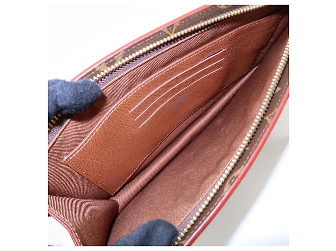 Louis Vuitton Legacy Chain Clutch Monogram Canvas - vista 5