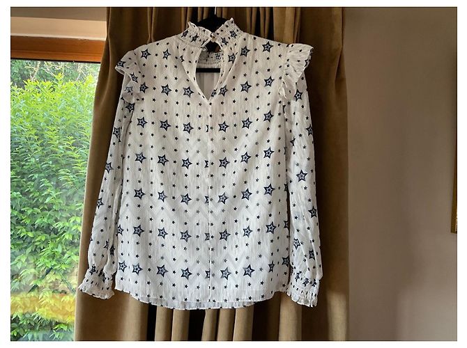 Ted Baker Star Bluse mit Rüschen und hohem Kragen - Ansicht 2