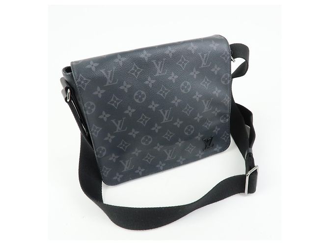 Louis Vuitton District Messenger Monogram Eclipse Canvas PM - vue 4