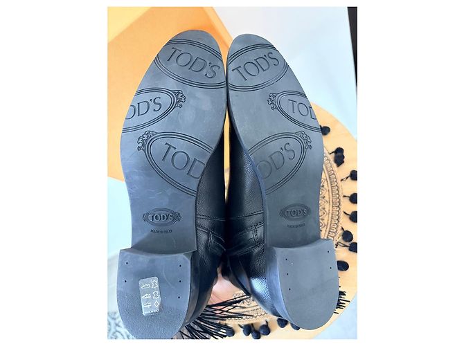 Botines de piel negra Tod's con flecos y hebilla - vista 4