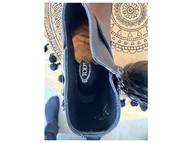 Botines de piel negra Tod's con flecos y hebilla - vista 5