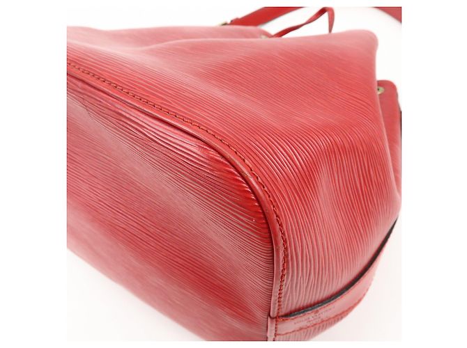 Borsa a tracolla Louis Vuitton Epi Petit Noe Castilian Red M44107 - vista 11