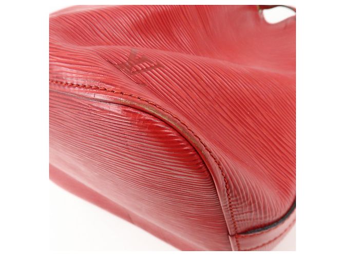 Borsa a tracolla Louis Vuitton Epi Petit Noe Castilian Red M44107 - vista 13