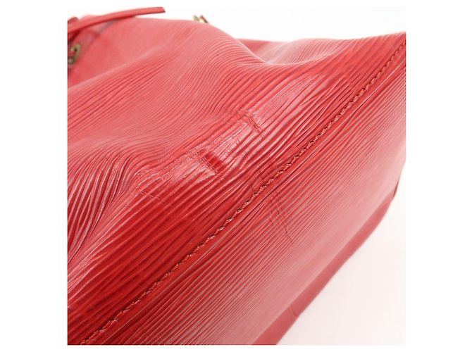 Borsa a tracolla Louis Vuitton Epi Petit Noe Castilian Red M44107 - vista 15