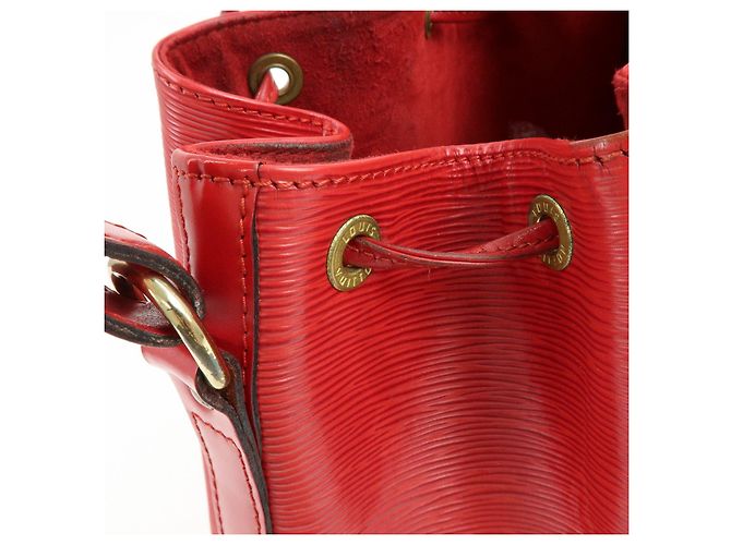 Borsa a tracolla Louis Vuitton Epi Petit Noe Castilian Red M44107 - vista 17
