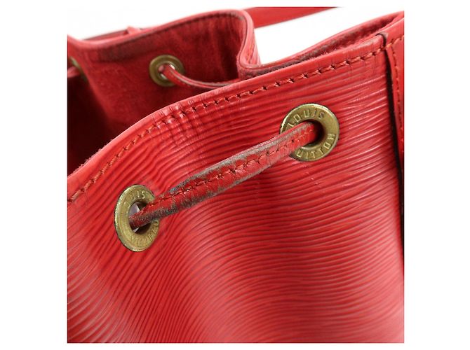 Borsa a tracolla Louis Vuitton Epi Petit Noe Castilian Red M44107 - vista 19