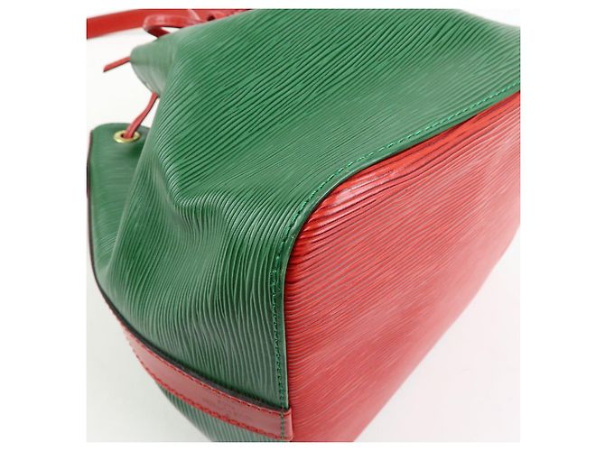 Borsa a tracolla Louis Vuitton Epi Petit Noe Bicolor Verde Rosso M44147 - vista 12