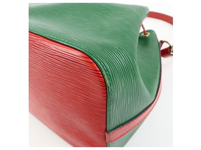 Borsa a tracolla Louis Vuitton Epi Petit Noe Bicolor Verde Rosso M44147 - vista 15