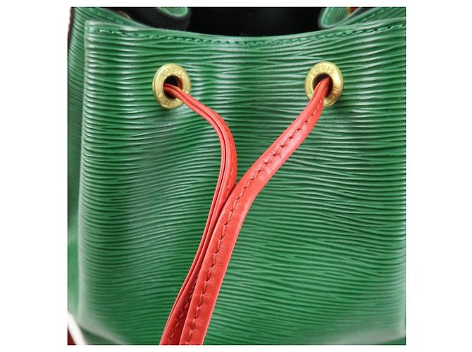 Borsa a tracolla Louis Vuitton Epi Petit Noe Bicolor Verde Rosso M44147 - vista 17