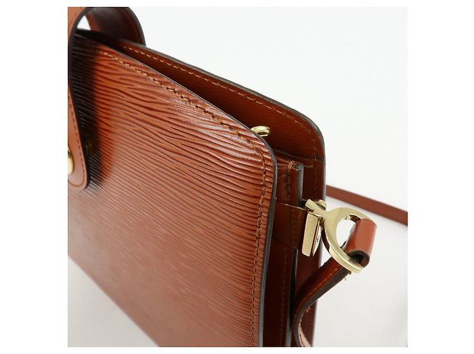 Borsa a tracolla Louis Vuitton Capucines in pelle Epi Kenya Brown M52343 - view 14